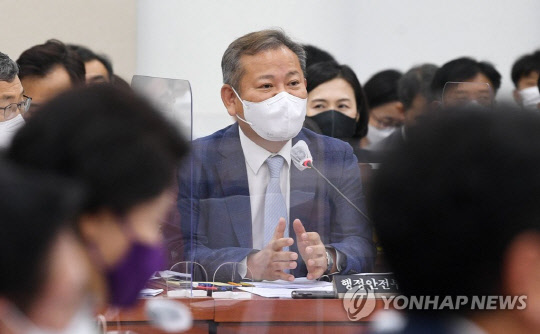 이상민 행정안전부 장관이 29일 서울 여의도 국회에서 열린 행정안전위원회 전체회의에서 의원 질의에 답변하고 있다.<사진:연합뉴스>
